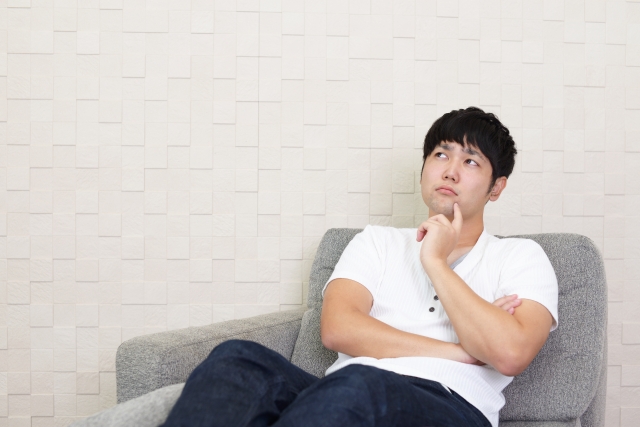 考える男性
