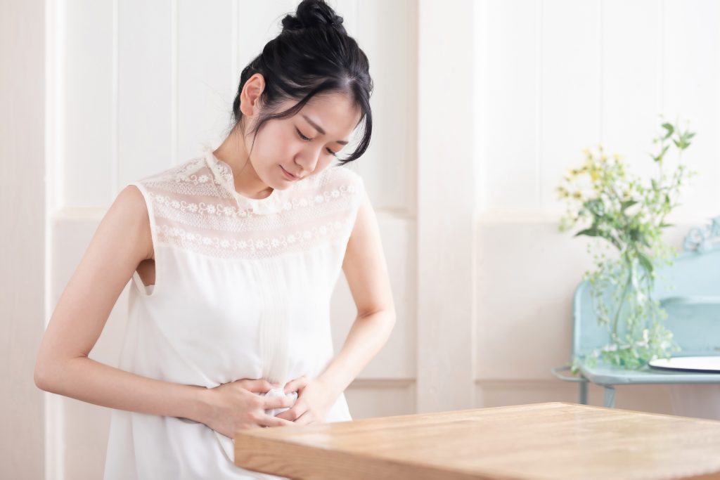 お腹が痛む女性