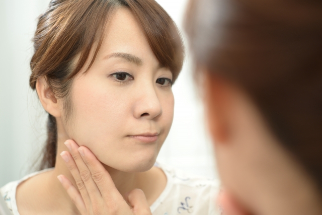 肌荒れが気になる女性