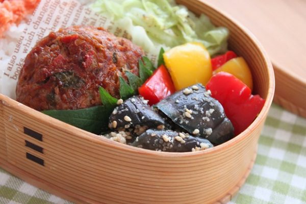 暑い夏の簡単おかず！「レンジ蒸し茄子のごまポン和え」