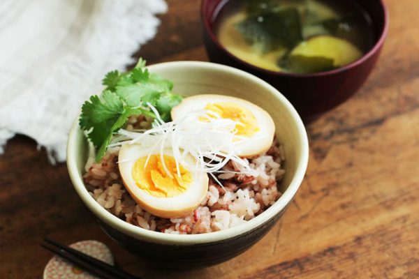 漬けるだけの簡単作り置き♪栄養たっぷり「煮卵」アレンジ朝食