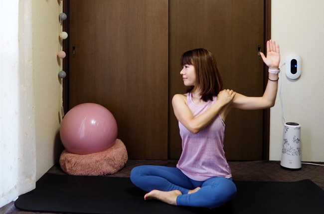 むくみで埋もれた「鎖骨」の存在感を出す、朝の簡単ストレッチ