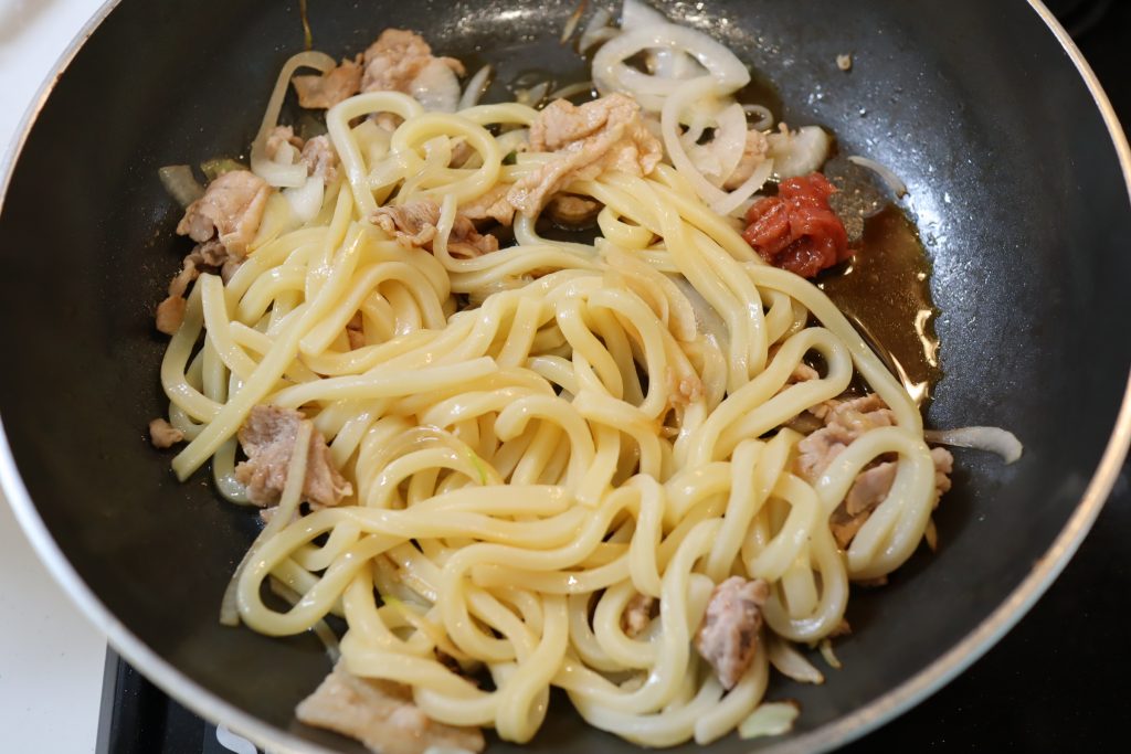 朝ごはんで夏バテ防止！簡単「梅しそ焼きうどん」レシピ