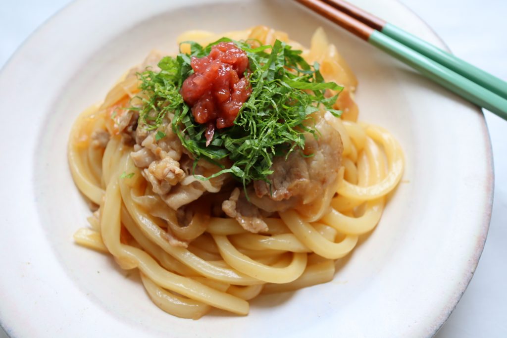 朝ごはんで夏バテ防止！簡単「梅しそ焼きうどん」レシピ