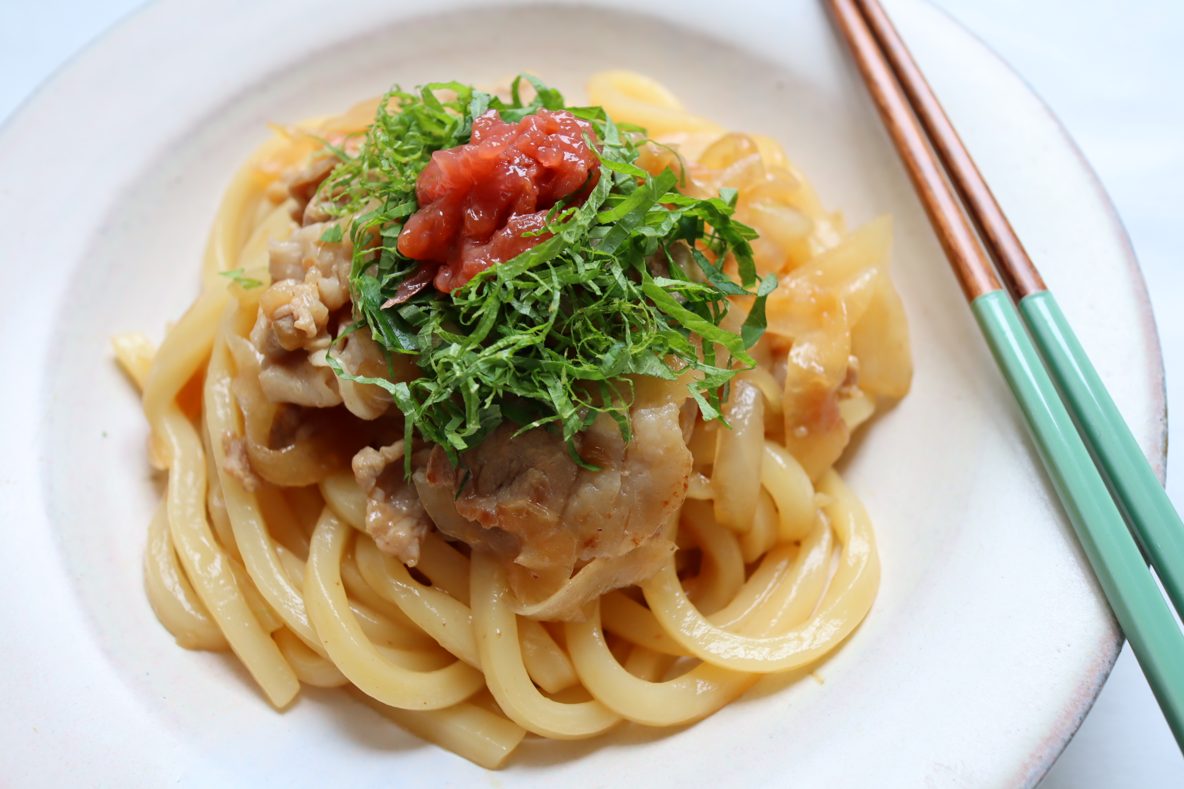 朝ごはんで夏バテ防止！簡単「梅しそ焼きうどん」レシピ