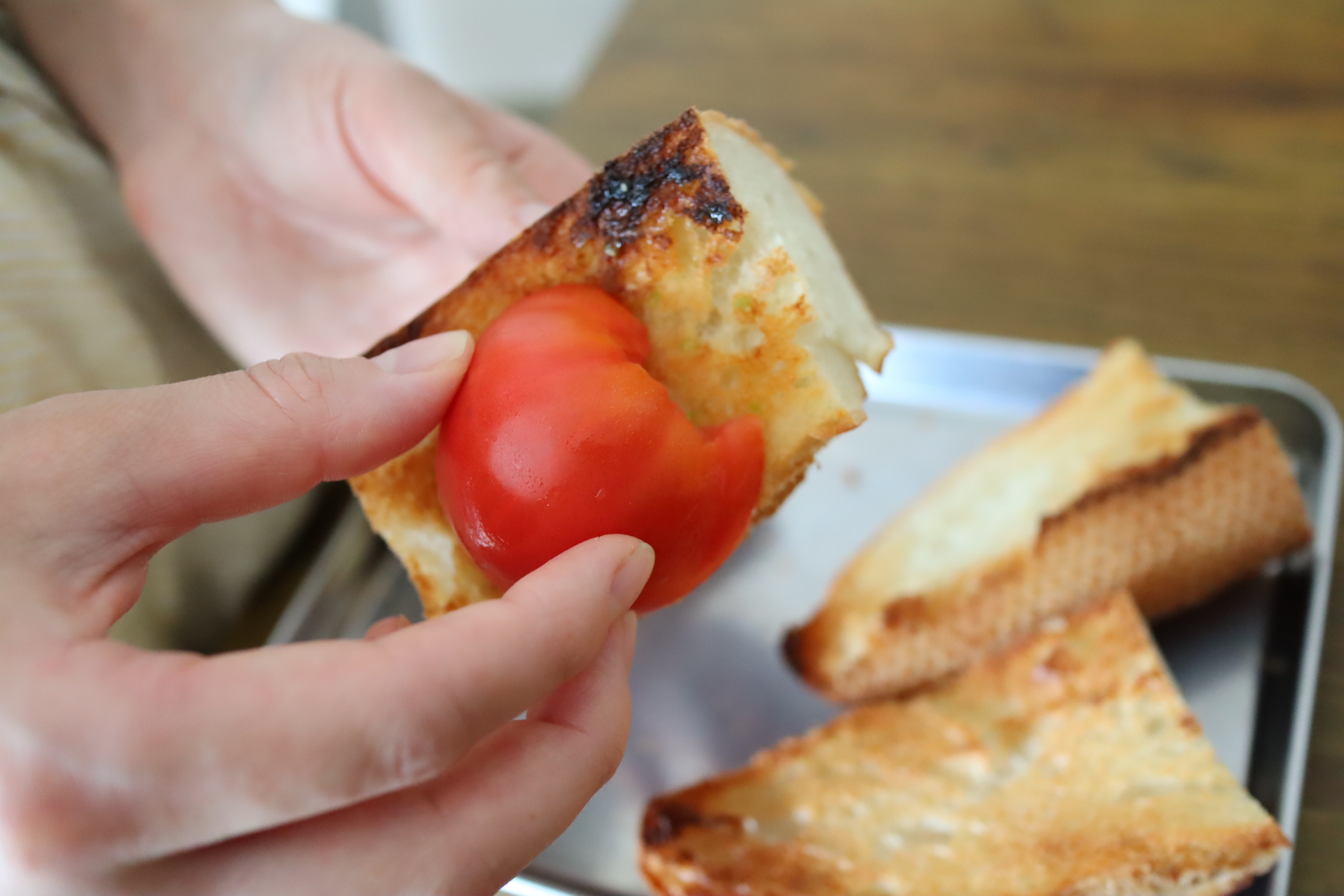 最上級の簡単さ!?スペインのトースト「パンコントマテ」とトマト副菜レシピ