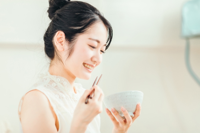 朝ごはんを食べる女性