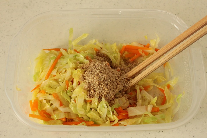 キャベツとにんじんのごま塩
