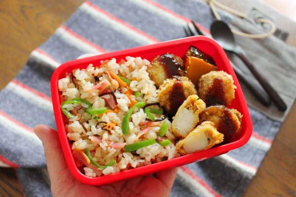 忙しい朝も簡単!「ベビーホタテのカレーフライ」と「塩昆布レンジピラフ」の2品弁当
