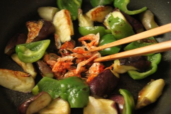 桜えびと野菜を炒める