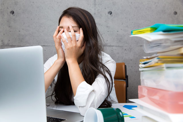 英語「work overtime」の意味って？