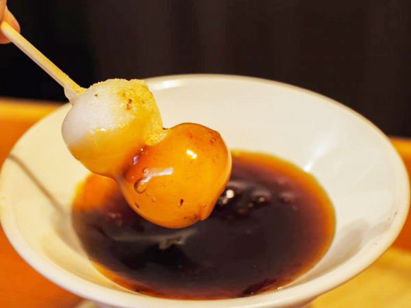 チーズフォンデュみたい！タレにつけながら楽しむ「みたらしだんご」新スタイル♪