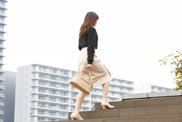 歩く女性