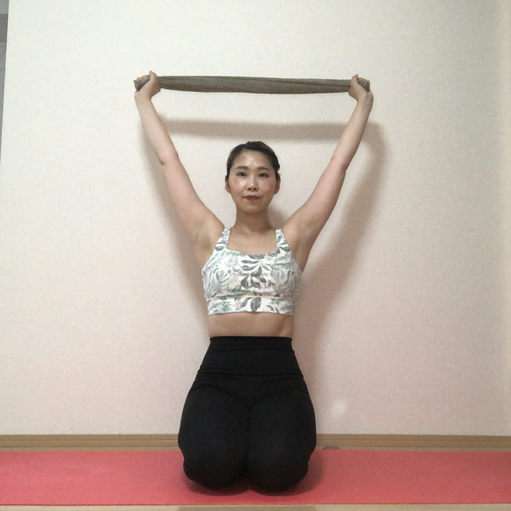 腕の血行をアップ!肩甲骨を動かすヨガ