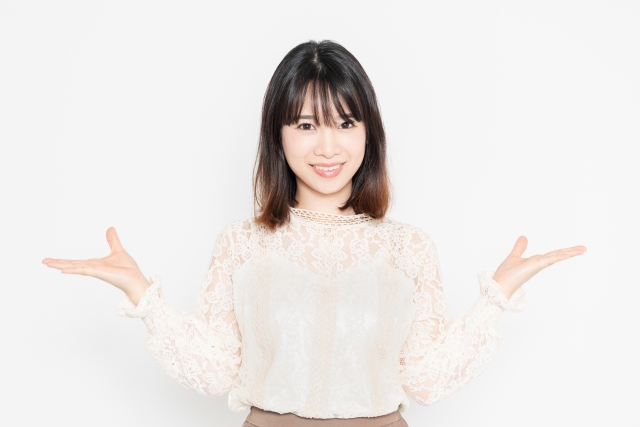 お披露目する女性
