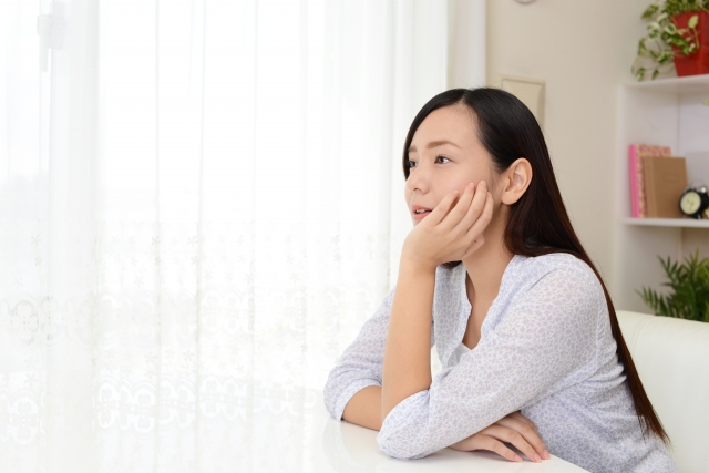 頬杖をつく女性