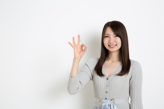 OKジェスチャーをする女性