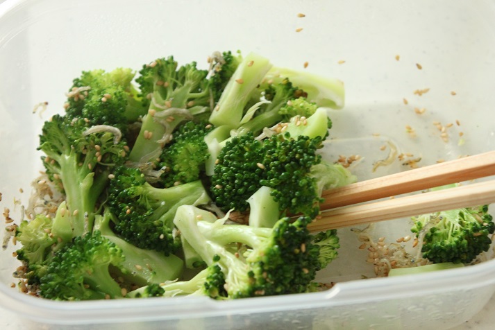 ブロッコリーとじゃこのレンチン炒め