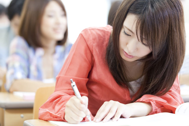 勉強する大学生