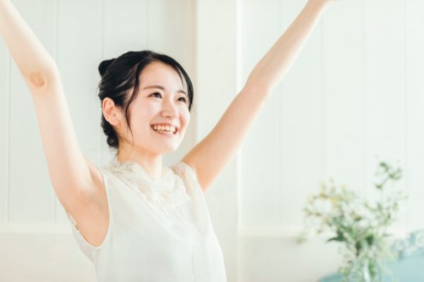 深呼吸する女性
