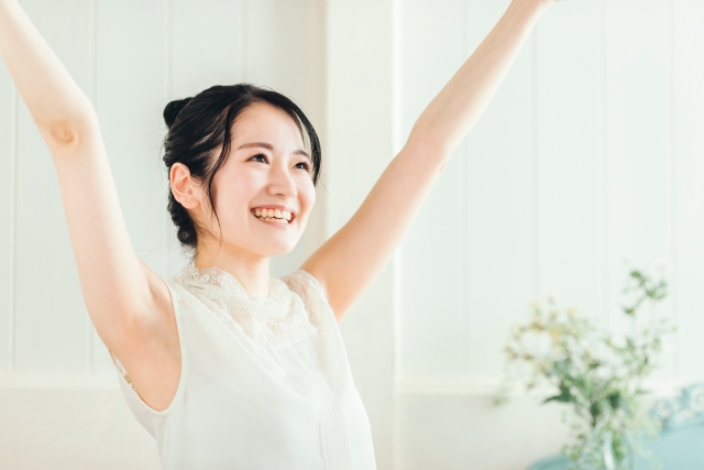 バンザイする女性