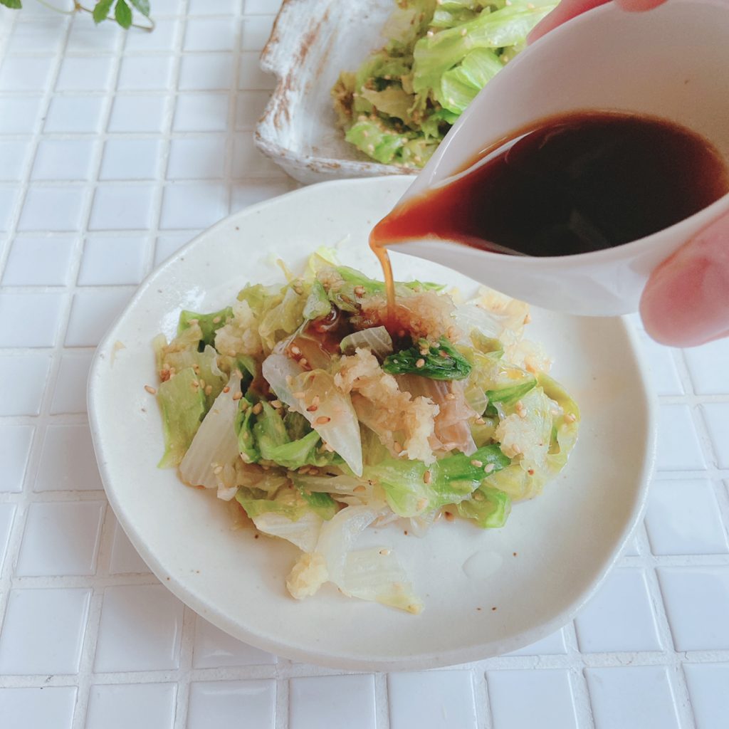 サッと茹でるだけ!生姜+ポン酢で簡単「ごまレタス」の作り置き