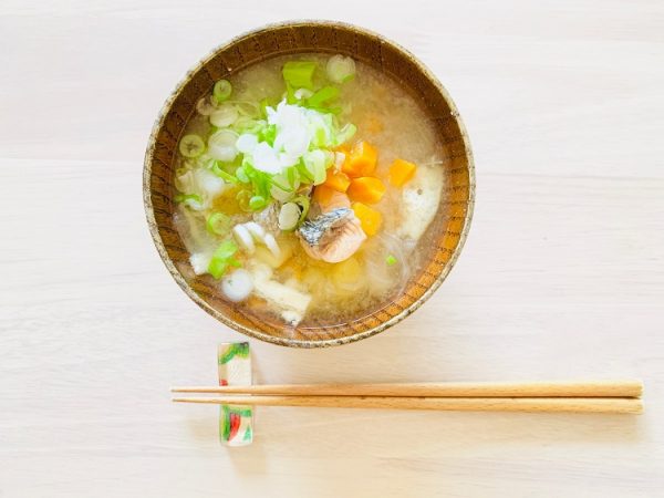 冷えとストレスを同時にケア!生理痛を和らげる「鮭と玉ねぎの味噌汁」 by 国際薬膳調理師 倉口ゆうみさん