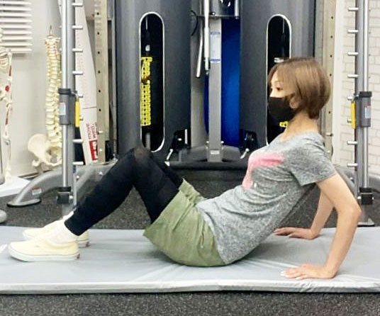 朝3分で二の腕を引き締める！肩こり解消も叶う「肩甲骨ほぐし運動」