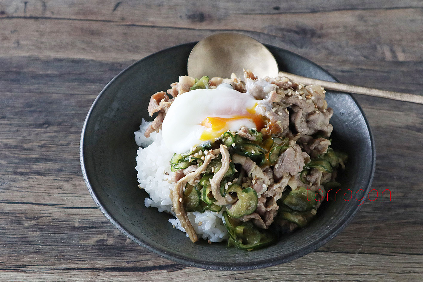おいしさにハマる人が続出！簡単しゃきしゃき「きゅうりの生姜焼き丼」