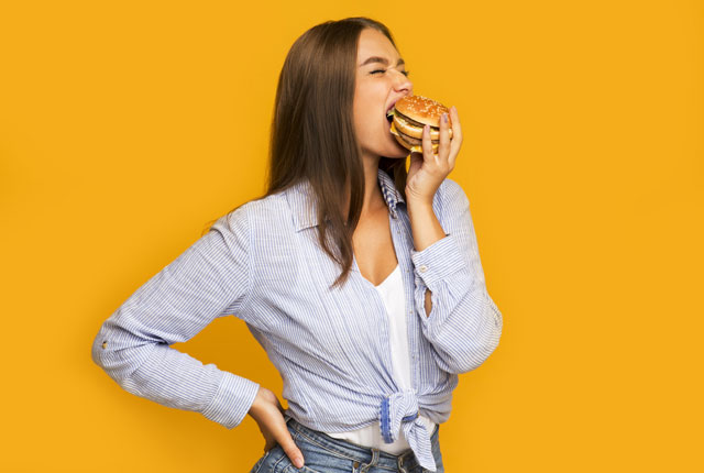 ハンバーガーを食べる女性