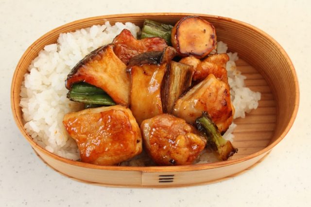 「きのこ入り焼き鶏丼」「さつまいものレンジサラダ」2品弁当の詰め方