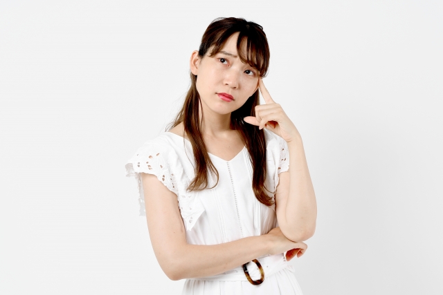 微妙な表情をする女性