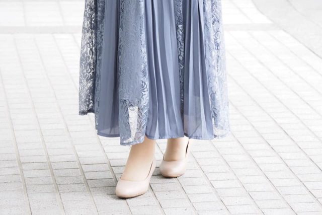 パンプスの足元