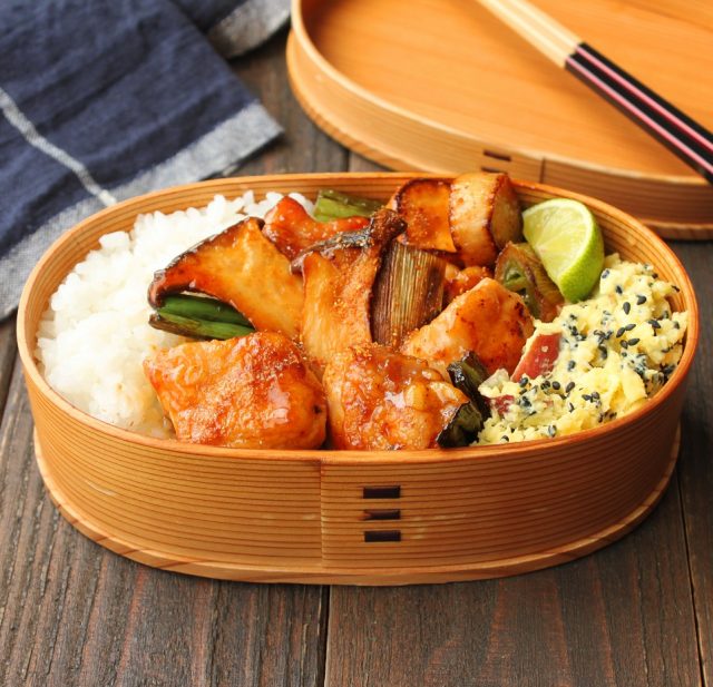 「きのこ入り焼き鶏丼」「さつまいものレンジサラダ」2品弁当