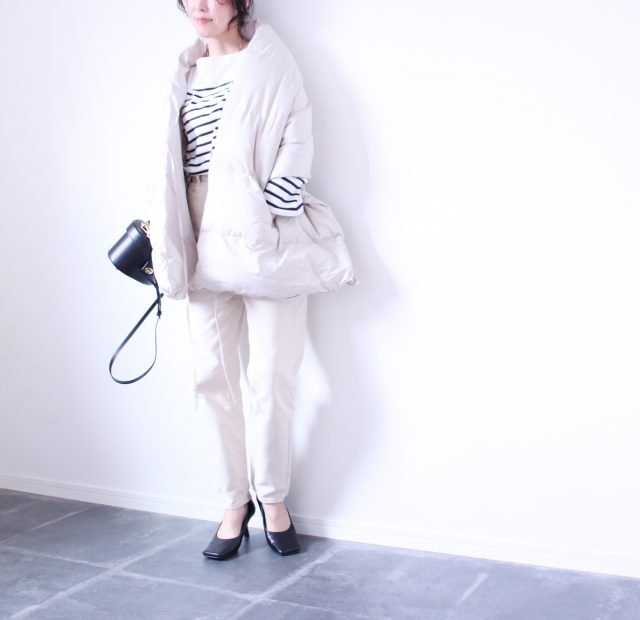 「ZARA」のベージュ系ジーンズ