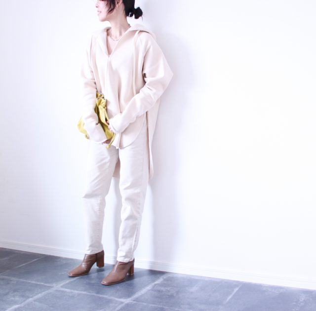 「ZARA」のベージュ系ジーンズ