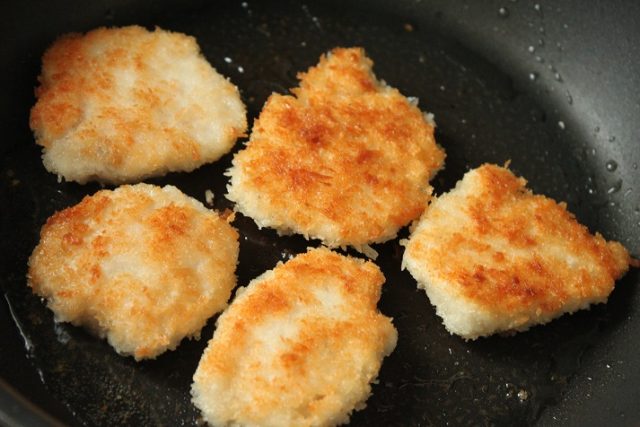 こんがり焼けたら裏返し、両面焼いて中まで火を通す