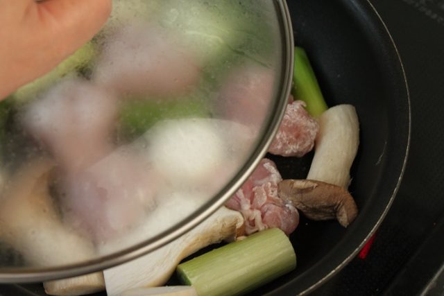 蓋をして3分程度、鶏肉の皮目がカリッと焼けるまで中火で熱し…