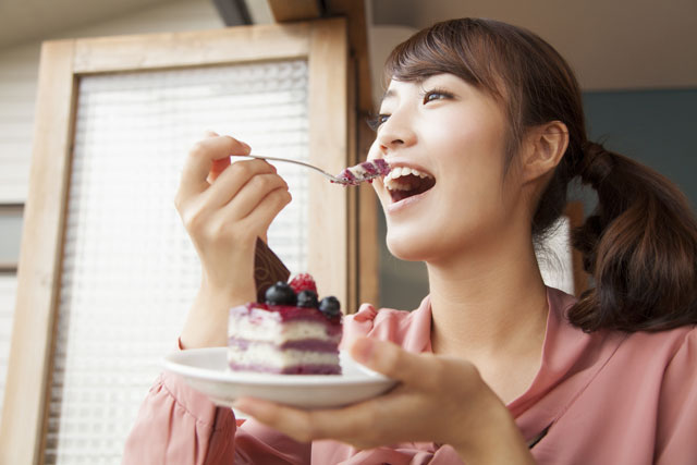 ケーキを食べる女性