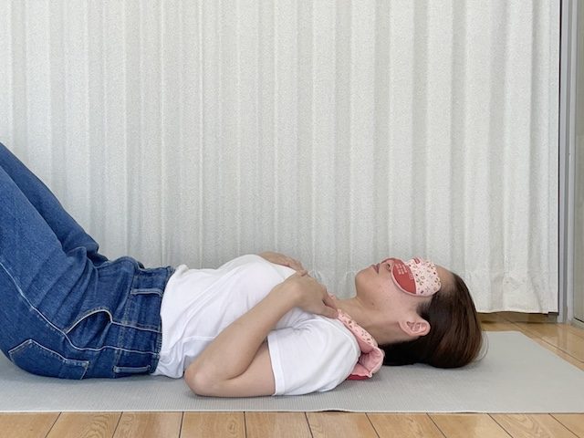 「あずきのチカラ 首肩用」と「あずきのチカラ 目元用」寝転がって使用する様子