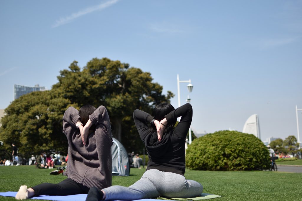 朝の公園ヨガ