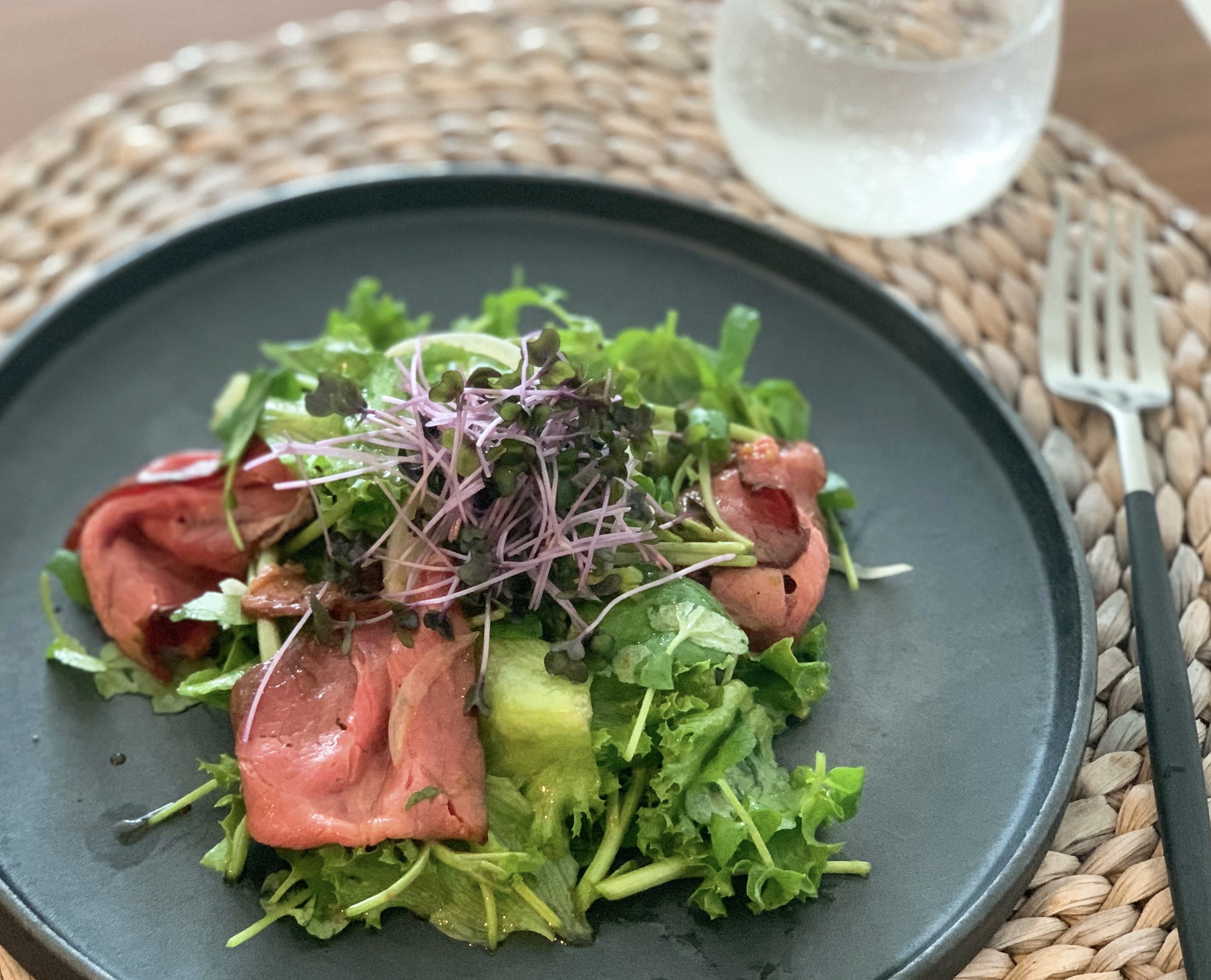 ダイエット中も食べられる!市販の「ローストビーフ」で作るご馳走サラダ