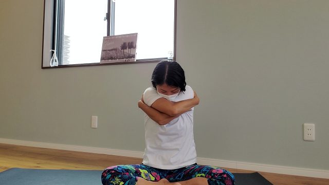 簡単にできて気持ちいい！「肩こり改善」ヨガポーズ