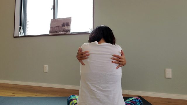 吐く息で自分を抱きしめます