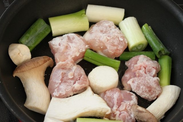フライパンに油を入れて中火で熱し、(1)の鶏肉にかたくり粉をまぶして皮目を下にして入れて、長ねぎとエリンギも並べる。