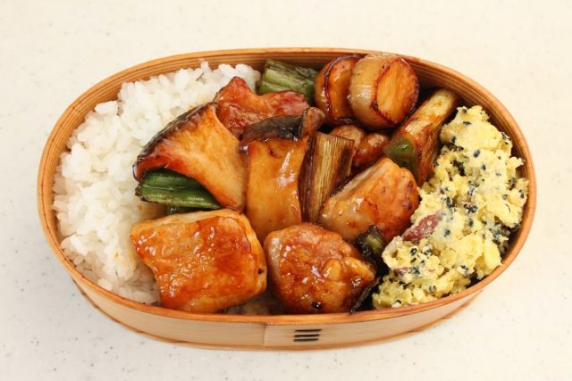 「きのこ入り焼き鶏丼」「さつまいものレンジサラダ」2品弁当の詰め方