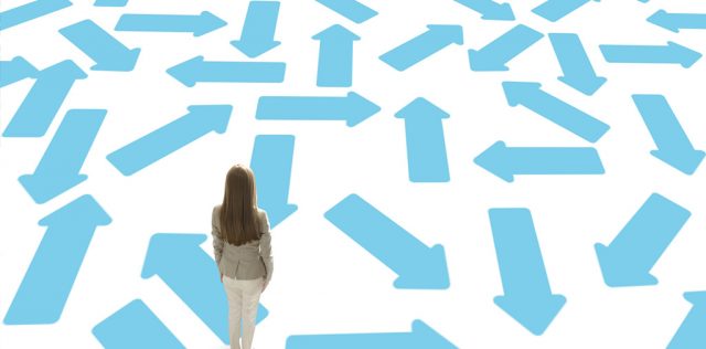 進路に迷う女性のイメージ