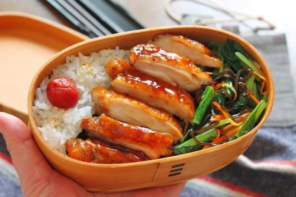 朝でも作れる手軽さ♪「鶏の照り焼き」と「小松菜の塩昆布レンジ炒め」の2品弁当