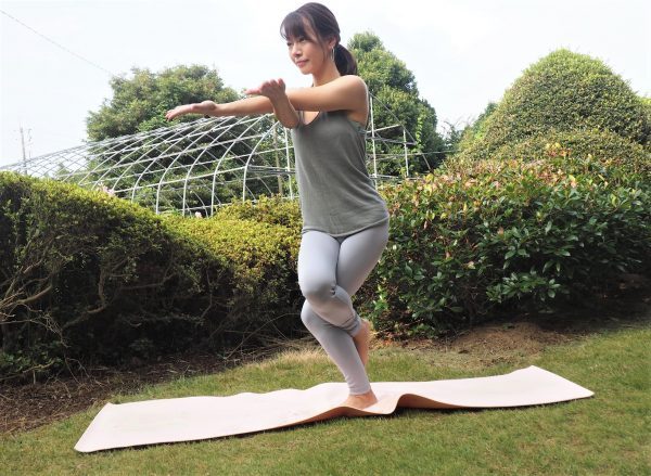 ひざが開いていたら要注意!骨盤の歪みにも効く「内もも引き締め」ポーズ