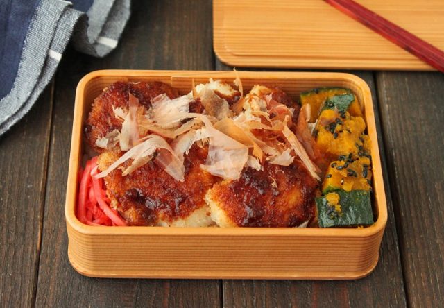 「鶏ささみのおかかソースカツ」「かぼちゃのごまバター」2品弁当